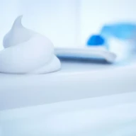 نمای نزدیک از خمیر اصلاح و تیغ اصلاح