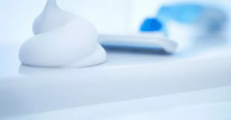 نمای نزدیک از خمیر اصلاح و تیغ اصلاح