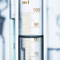 آب در استوانه مدرج