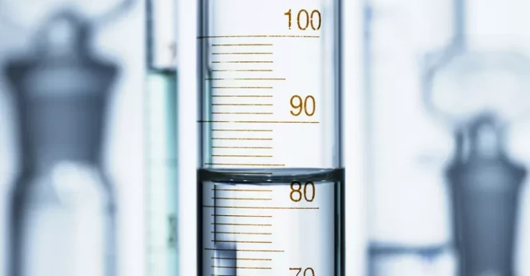 آب در استوانه مدرج