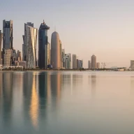 خط افق دوحه، پایتخت قطر، در آب‌های خلیج فارس منعکس می‌شود.