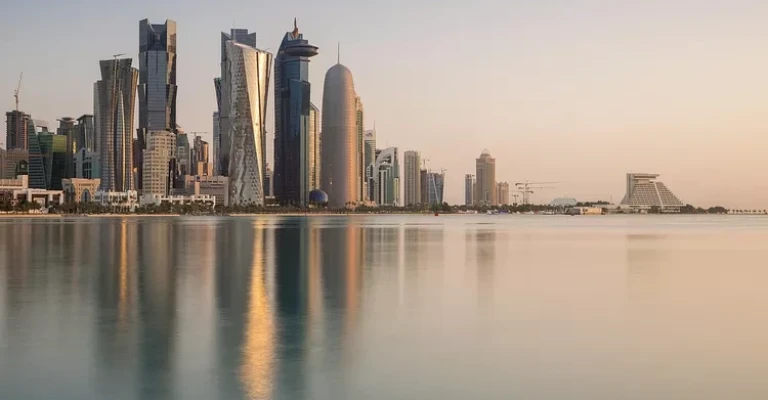 خط افق دوحه، پایتخت قطر، در آب‌های خلیج فارس منعکس می‌شود.