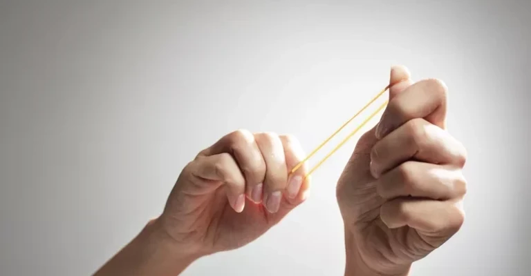 مدول یانگ، الاستیسیته یا سختی یک ماده جامد را توصیف می‌کند.