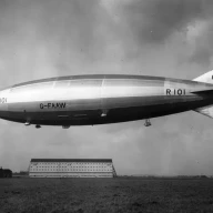 نمای پهن از کشتی هوایی R101، در دکل پهلوگیری آن در کاردینگتون، بدفورد.