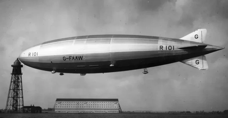 نمای پهن از کشتی هوایی R101، در دکل پهلوگیری آن در کاردینگتون، بدفورد.