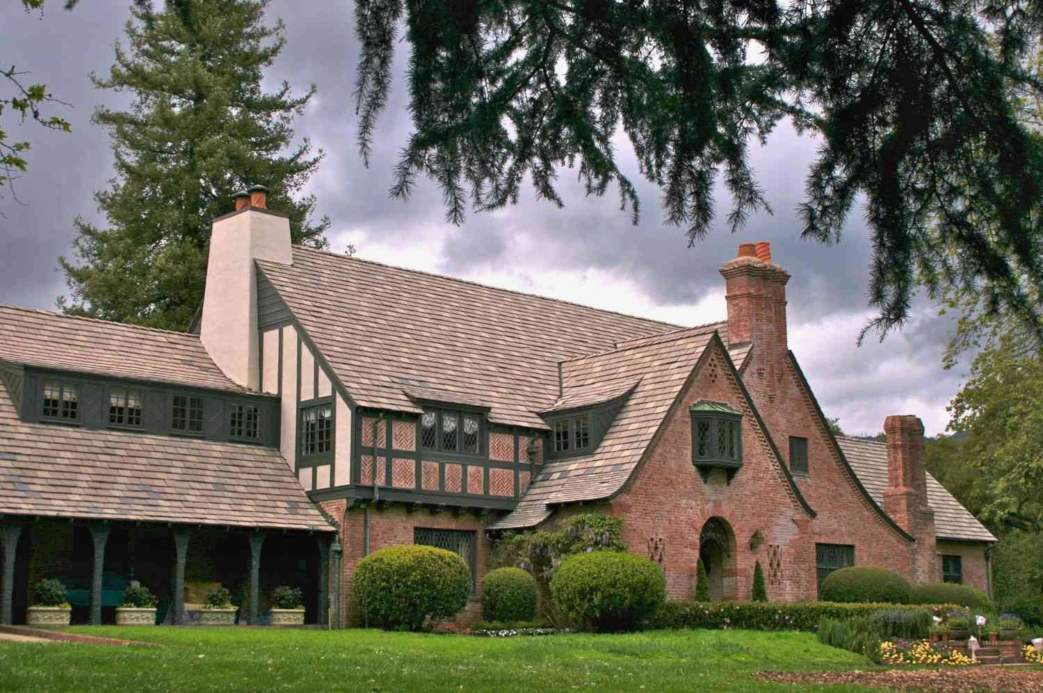 عمارت بزرگ آجری با جزئیات انگلیسی-تودور