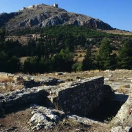 معبد آپولو لیسیوس، آکروپولیس آسپیس، با قلعه لاریسا در پس زمینه، آرگوس، پلوپونز، یونان. تمدن یونانی