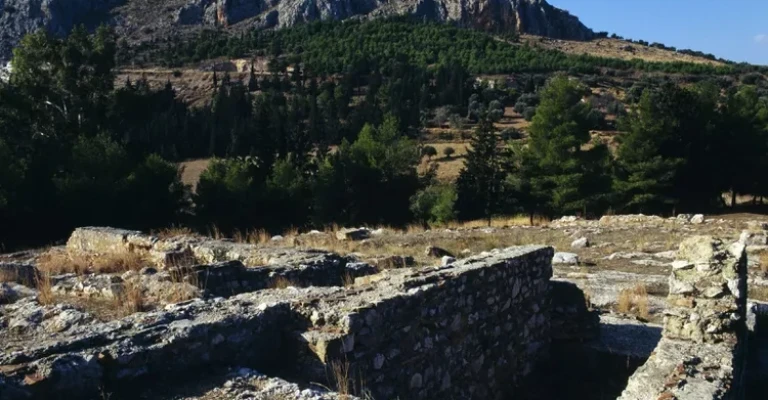 معبد آپولو لیسیوس، آکروپولیس آسپیس، با قلعه لاریسا در پس زمینه، آرگوس، پلوپونز، یونان. تمدن یونانی