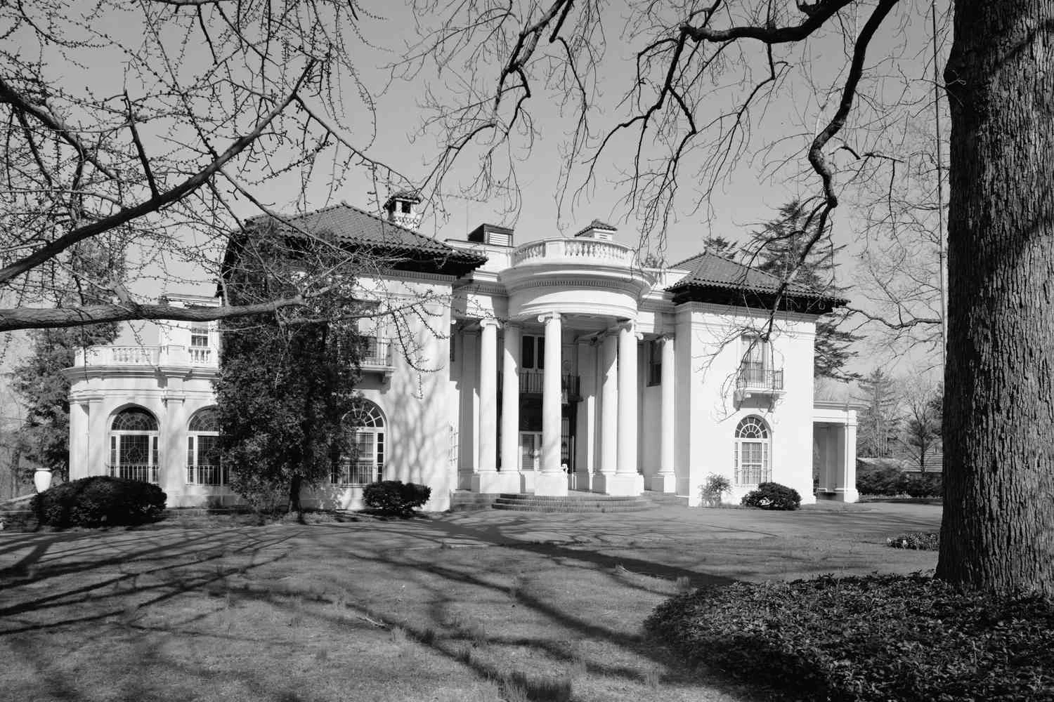 عکس سیاه و سفید از عمارت ویلا لووارو