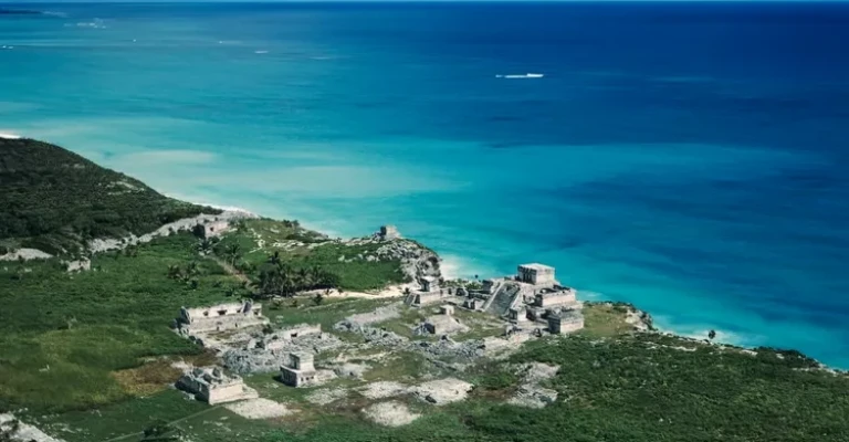 نمای هوایی از تولوم، مرکز تجاری مایا در ساحل خلیج شبه جزیره یوکاتان