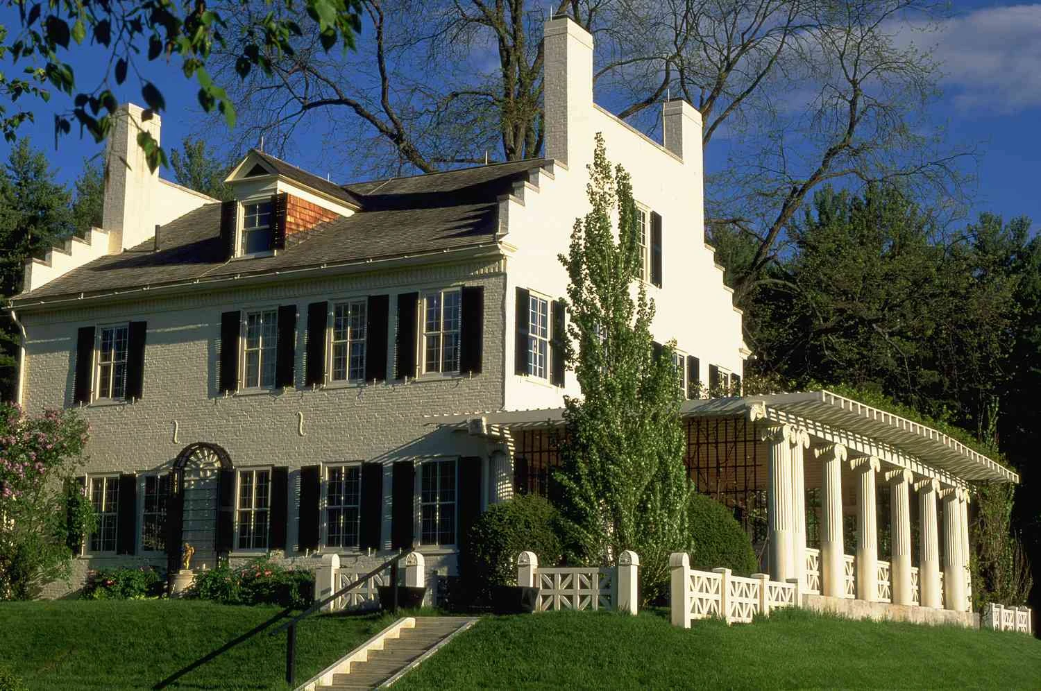 تصویری از خانه هوگینز فولی با کوربی استپ