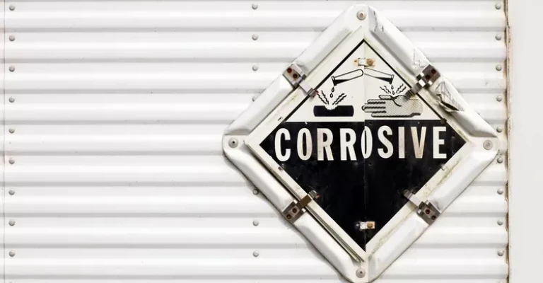 این نماد خطر، مواد خورنده را نشان می‌دهد.
