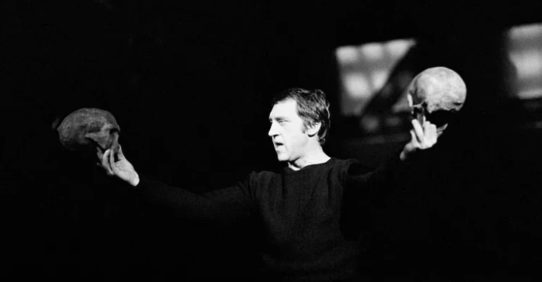 ولادیمیر ویسوتسکی، بازیگر و خواننده روسی، در نقش هملت