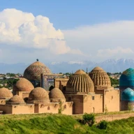 مقبره‌های قرون وسطایی، شکل کوه‌های دوردست سمرقند، ازبکستان را تداعی می‌کنند.