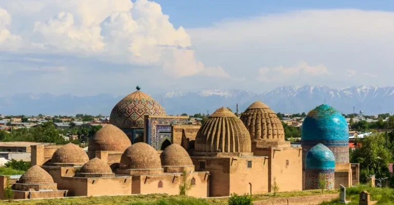 مقبره‌های قرون وسطایی، شکل کوه‌های دوردست سمرقند، ازبکستان را تداعی می‌کنند.