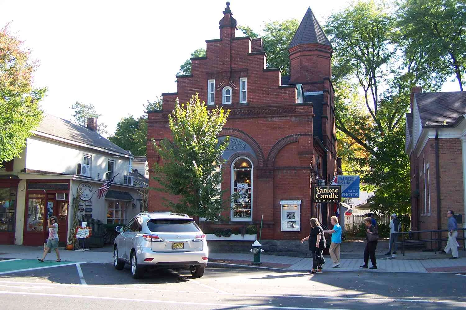 تصویری از ساختمان اداره شهر استاکبریج با کوربی استپ