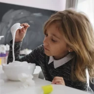 دختر بچه ای که در خانه اسلایم درست می کند