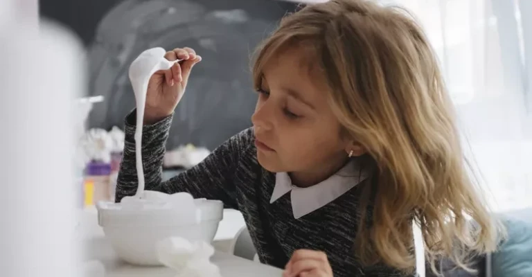 دختر بچه ای که در خانه اسلایم درست می کند