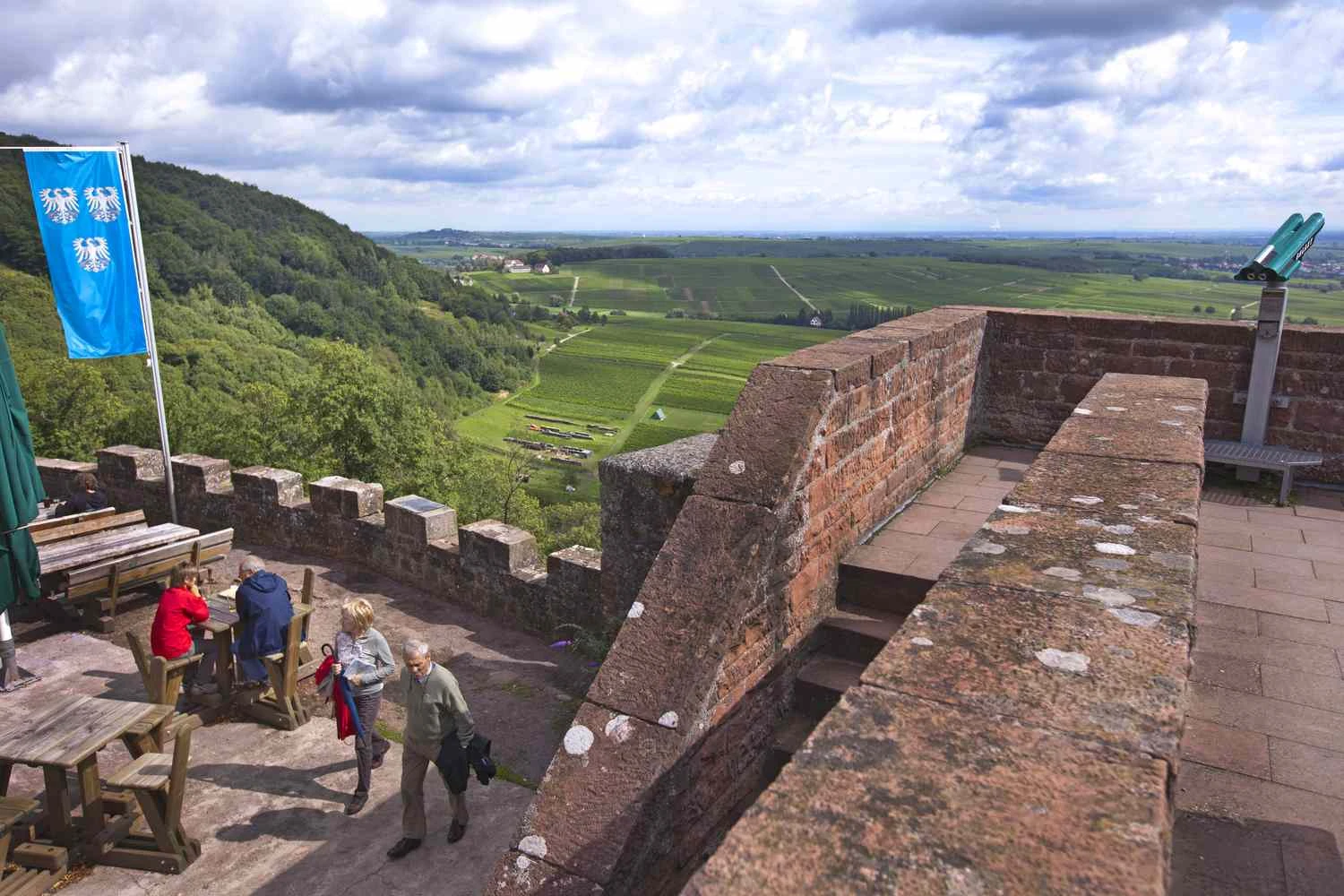 تصویری از گردشگران در قلعه لاندو