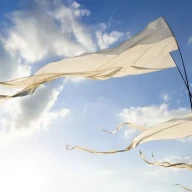 پرچم‌ها در باد