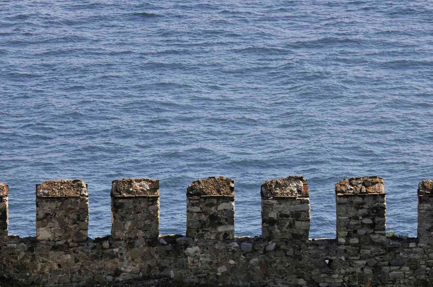 تصویری از کنگره های قصر توپکاپی مشرف به تنگه بسفر