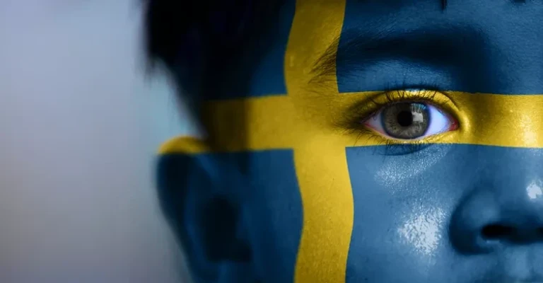 پسری با پرچم سوئد که روی صورتش نقاشی شده است