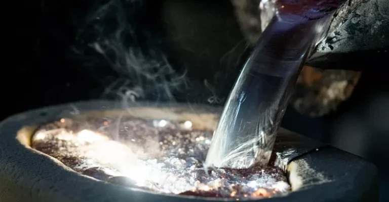 منیزیم مذاب از بوته خارج شده و درون قالب ریخته می‌شود.