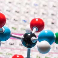 مدل مولکول‌های رنگارنگ