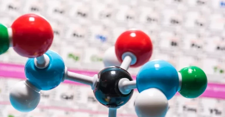 مدل مولکول‌های رنگارنگ