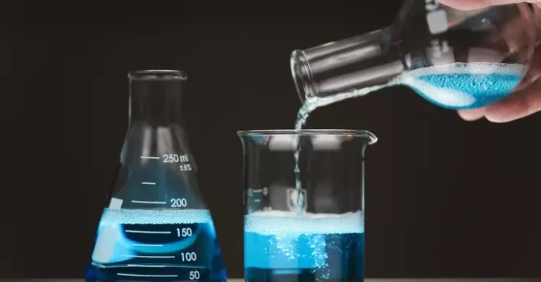 در شیمی، مولار واحدی برای غلظت است که بر حسب مول در لیتر بیان می‌شود.