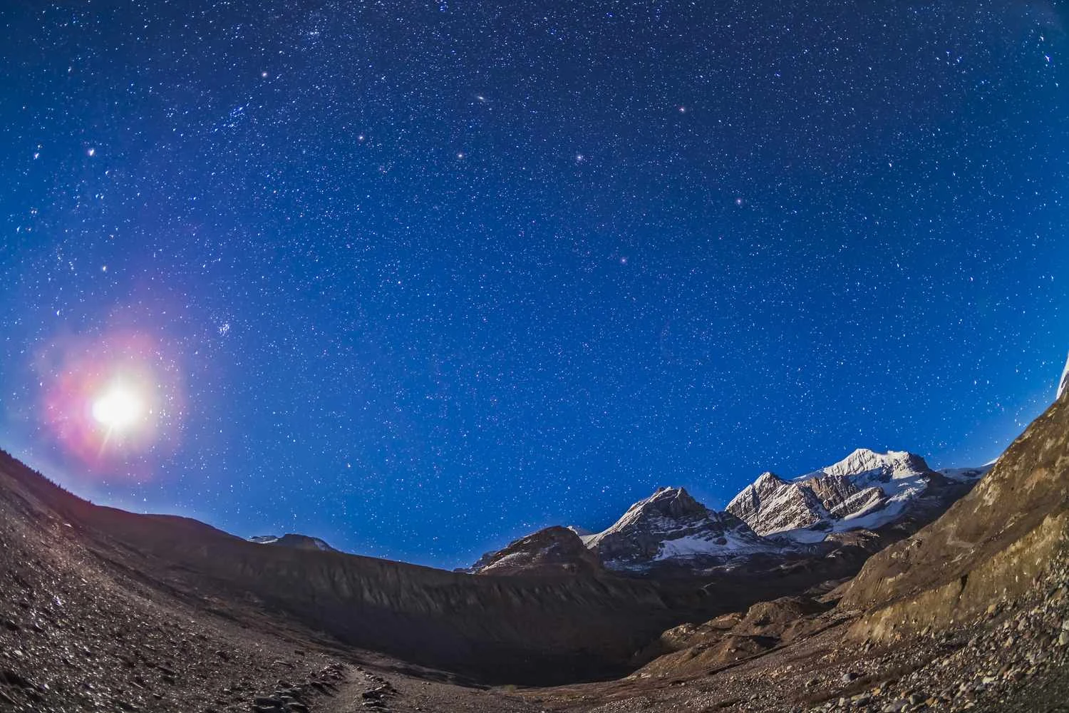 صورت&zwnj;های فلکی برساوش، آندرومدا و اسب بالدار بالای میدان&zwnj;های یخی کلمبیا