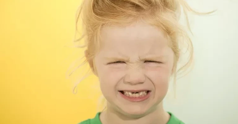 دختر بچه‌ای با دندان‌های افتاده