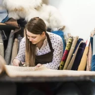 زنی که با پارچه کار می‌کند