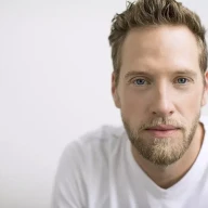 مرد سفیدپوست در مقابل پس‌زمینه سفید