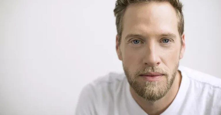 مرد سفیدپوست در مقابل پس‌زمینه سفید