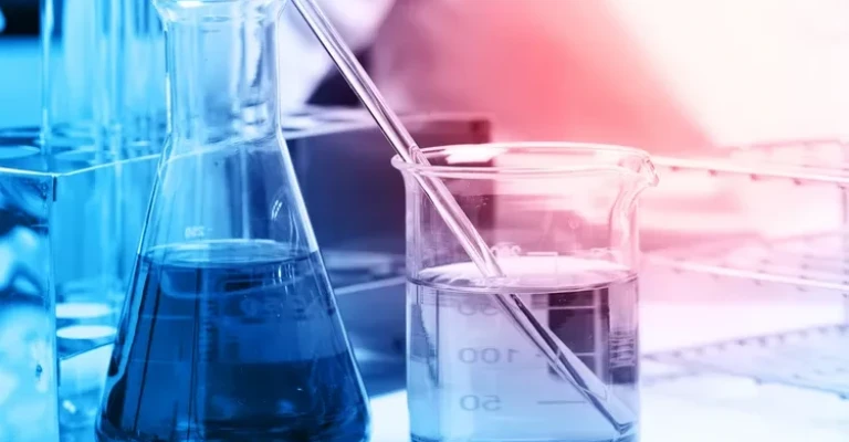 ظروف شیشه‌ای آزمایشگاهی روی میز آزمایشگاه