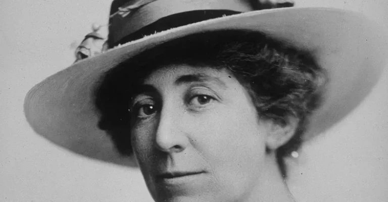 عکس سیاه و سفید از سر ژانت رنکین که در سال ۱۹۱۷ گرفته شده است.