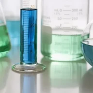 نمای نزدیک از بشرهای حاوی مایع