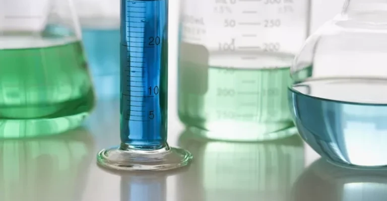 نمای نزدیک از بشرهای حاوی مایع