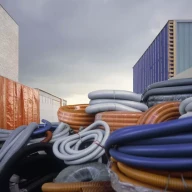 مجموعه بزرگی از لوله‌های رنگارنگ در محل ساخت و ساز