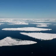 نروژ، اسپیتسبرگن، یخ شناور در اقیانوس منجمد شمالی