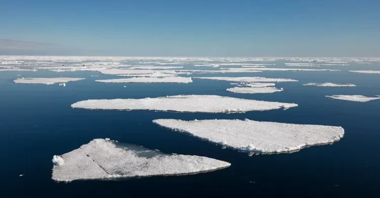 نروژ، اسپیتسبرگن، یخ شناور در اقیانوس منجمد شمالی