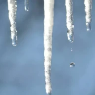 قندیل‌های یخی در حال ذوب شدن