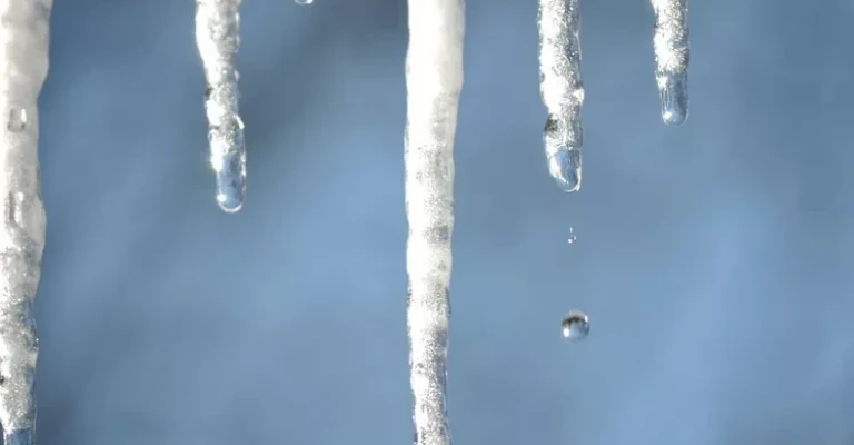 قندیل‌های یخی در حال ذوب شدن