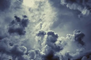 فراوان‌ترین گاز موجود در جو، نیتروژن است. اگرچه ممکن است ابرهای زیادی ببینید، بخار آب تنها تا ۴٪ از ترکیب آن را تشکیل می‌دهد.