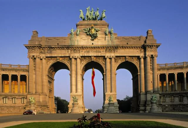 سه گذرگاه قوسی، مانند طاق کنستانتین، با مجسمه اسب در بالا