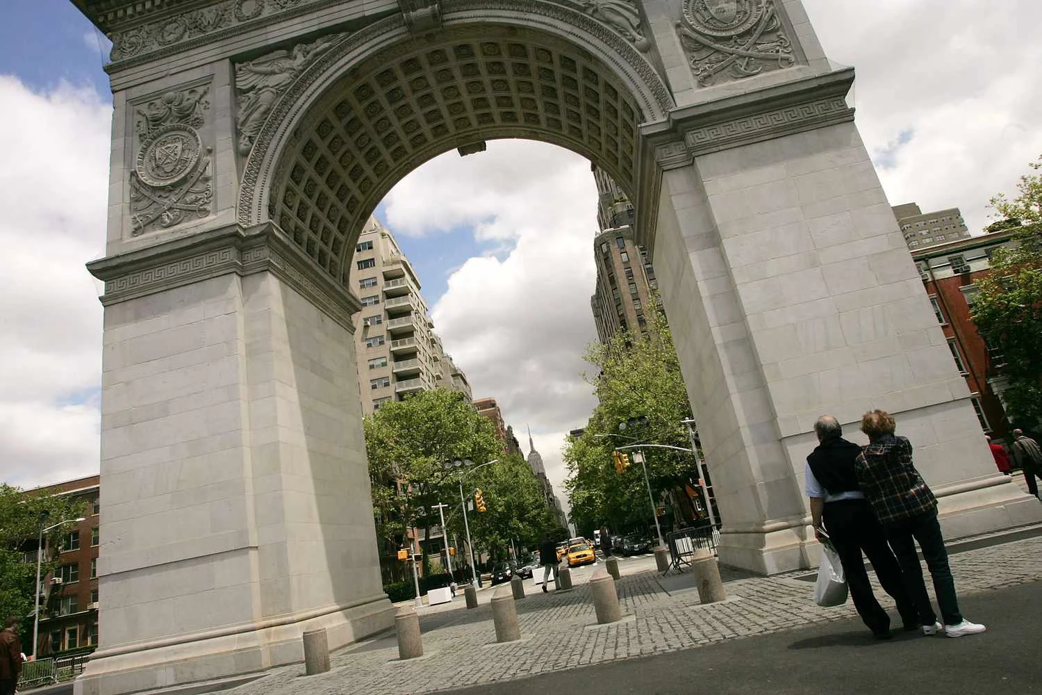 یک زوج به طاق نوسازی شده میدان واشنگتن در پارک میدان واشنگتن نگاه می&zwnj;کنند