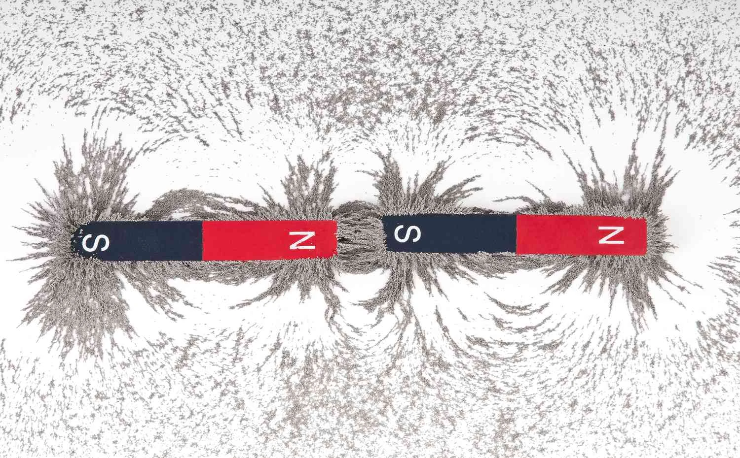 جذب براده&zwnj;های آهن توسط آهنرباهای میله&zwnj;ای