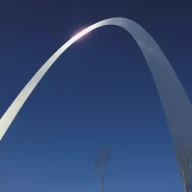 نمای نزدیک از طاق فلزی مدرن، طاق دروازه در سنت لوئیس