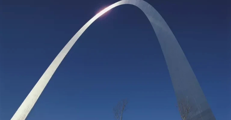 نمای نزدیک از طاق فلزی مدرن، طاق دروازه در سنت لوئیس